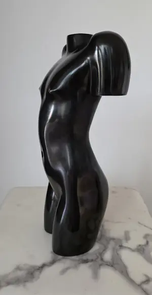 Eja Siepman van den Berg - Torsje, 2021 - Brons - gesigneerd, genummerd en gedateerd -plus boek kopen? Bied vanaf 5200!