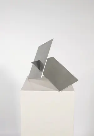 Niet of onleesbaar gesigneerd - Sculptuur bestaande uit twee zilverkleurige vierkanten kopen? Bied vanaf 1!