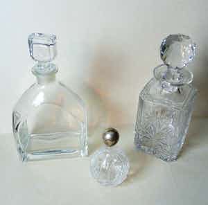 Niet of onleesbaar gesigneerd - 3 massive Glaskaraffen, eine mit Silbermontierung am oberen Rand verkocht voor € 1!