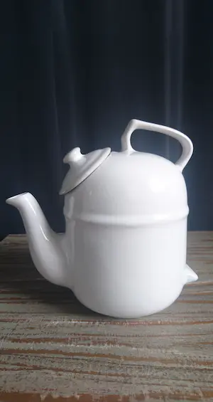 Niet of onleesbaar gesigneerd - Porseleinen "Tilting" theepot kopen? Bied vanaf 1!