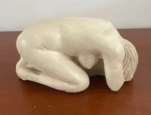 Niet of onleesbaar gesigneerd - Betongipsen beeld van een knielende vrouw - gesigneerd kopen? Bied vanaf 1!