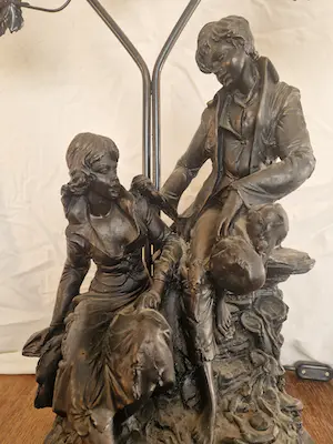 Niet of onleesbaar gesigneerd - Beeld met prachtig bronzen kopelbeeld met lampkoppel kopen? Bied vanaf 1!