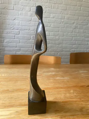 Brons (Onbekend) - Elegant beeld op een sokkel van zwart marmer kopen? Bied vanaf 60!