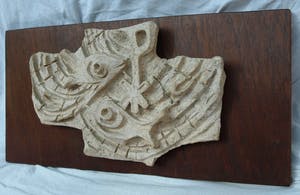 Klaas Pijlman - Chamotte / Aardewerk op paneel , Vissen & Pax Christi - ca. 1970 kopen? Bied vanaf 25!