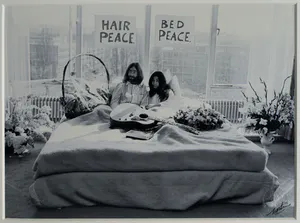 Nico Koster - Foto, John Lennon & Yoko Ono - Hilton Hotel tijdens de 'Bed-in for Peace' in '69 kopen? Bied vanaf 100!