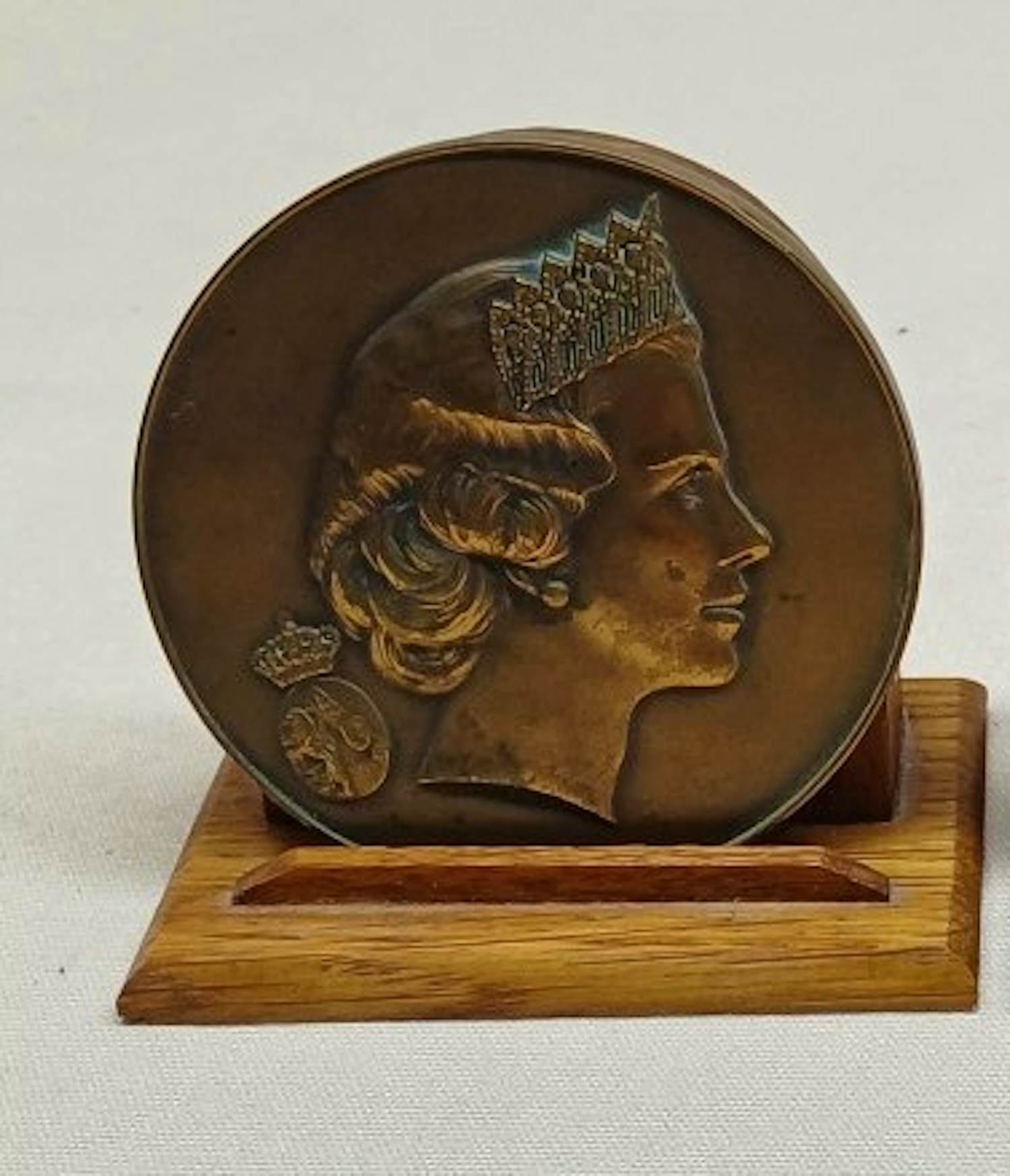 Carlos Van Dionant - penning / medaille brons koningin Fabiola van België kopen? Bied vanaf 200!