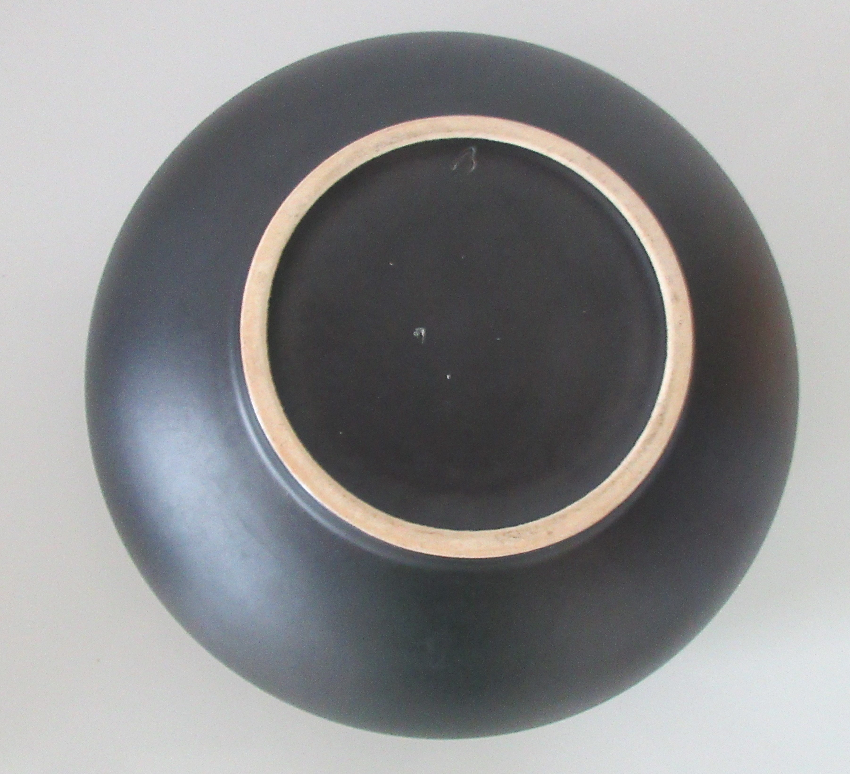 Niet of onleesbaar gesigneerd - Art Deco mat zwarte platelen discus vaas kopen? Bied vanaf 1!