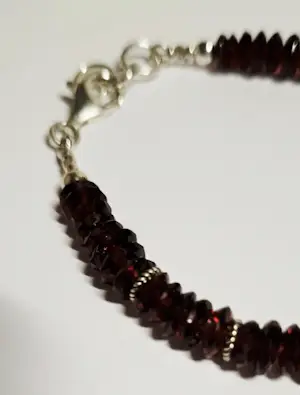 Nieuwe zilveren Armband met facet geslepen granaat met karabijn sluiting kopen? Bied vanaf 70!