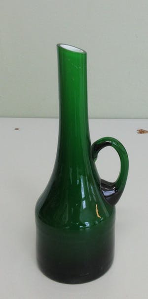 Niet of onleesbaar gesigneerd - Dubbelwandige groen glazen oorvaasje kopen? Bied vanaf 1!