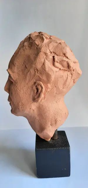 Niet of onleesbaar gesigneerd - Portret in klei kopen? Bied vanaf 1!