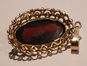 Buy Antieke 14 karaat gouden hanger met ovalen facet geslepen granaat steen? Bid from 450!