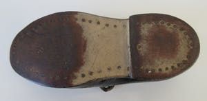 Curiosa - Twee antieke leren kinderschoenen voor een meisje kopen? Bied vanaf 1!