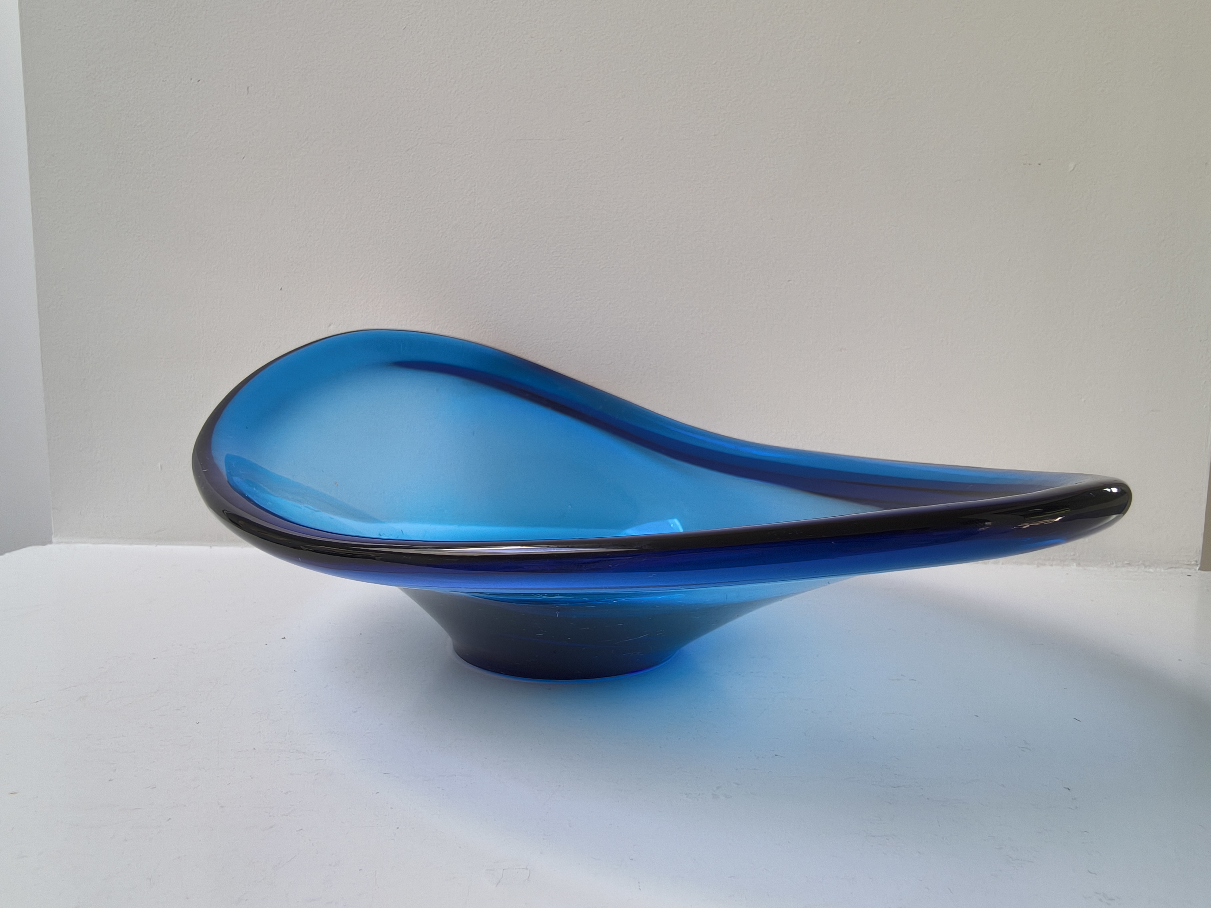 AcheterHolmegaard - Per Lütken Holmegaard – Deense vintage glazen schaal in blauw, asymmetrisch desi? Enchérissez de 55!