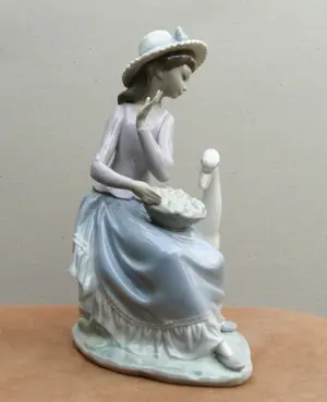 Lladro - Junges Mädchen mit Früchtekorb und einer neugierigen Ente kopen? Bied vanaf 109!