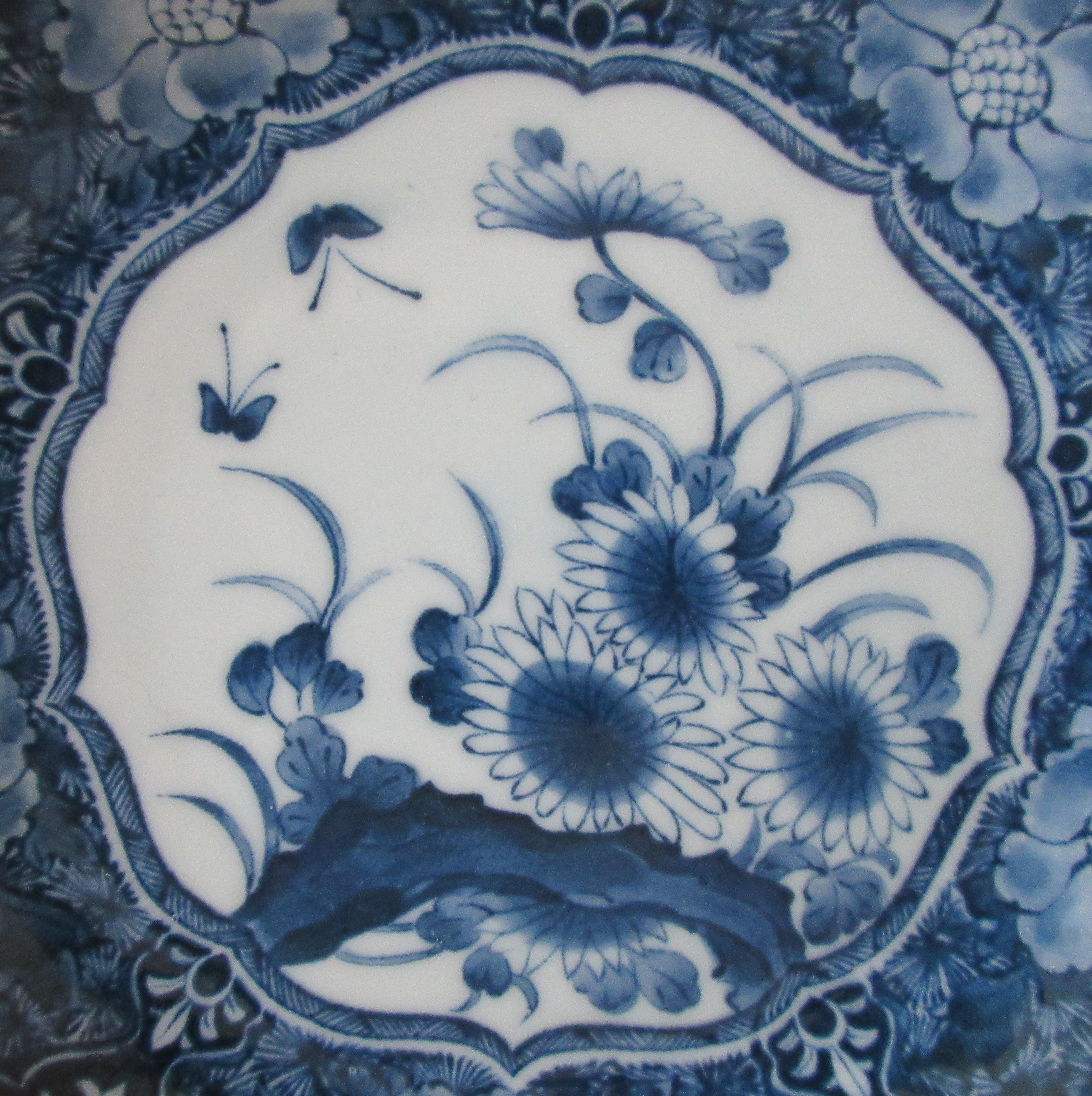 Niet of onleesbaar gesigneerd - Twee 20e eeuwse blauw witte hand beschilderde Chinese Porseleinen Bordjes kopen? Bied vanaf 1!