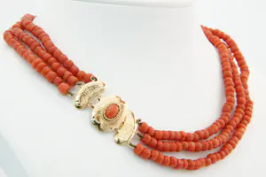 79 - Antiek Hollands bloedkoraal 3 rijen collier - fraaie 14krt gouden sluiting kopen? Bied vanaf 250!