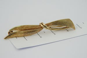 2562- Chique geel-gouden gematteerde Broche / Speld - strikmodel - 14 karaat kopen? Bied vanaf 100!