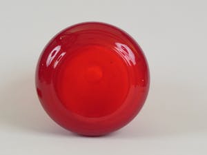 Niet of onleesbaar gesigneerd - W.J.Rozendaal- Rode glazen vaas met smalle opening kopen? Bied vanaf 1!