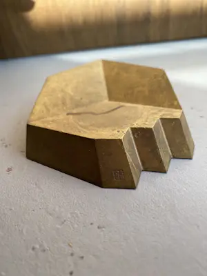 Niko de Wit - Jaarpenning VPK 1990 (#1) “Getrapt blok” – messing kopen? Bied vanaf 20!