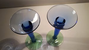 Niet of onleesbaar gesigneerd - Twee design glazen kaarsenhouders blauw met groene voet kopen? Bied vanaf 1!