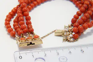 80 - Gedeeltelijk 14 karaats roségouden met 4 rijen bloedkoralen armband kopen? Bied vanaf 240!