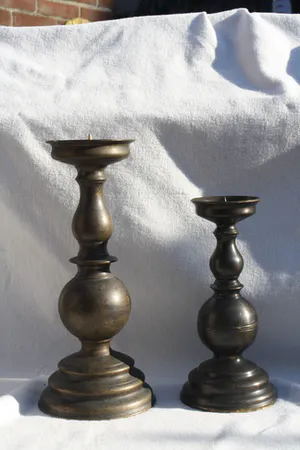 Niet of onleesbaar gesigneerd - Twee Fraaie Oude Bronzen Pen Kandelaars kopen? Bied vanaf 1!