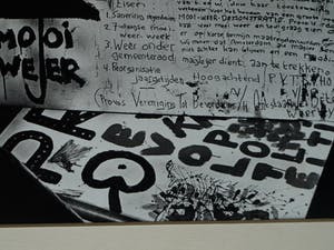 Cor Jaring - Foto , Verkiezingsbord Provo 1966 - ingelijst - 1987 kopen? Bied vanaf 75!