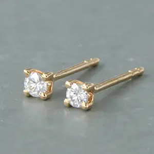 18k roodgouden oorknoppen bezet met briljant geslepen diamant 0.22ct kopen? Bied vanaf 300!