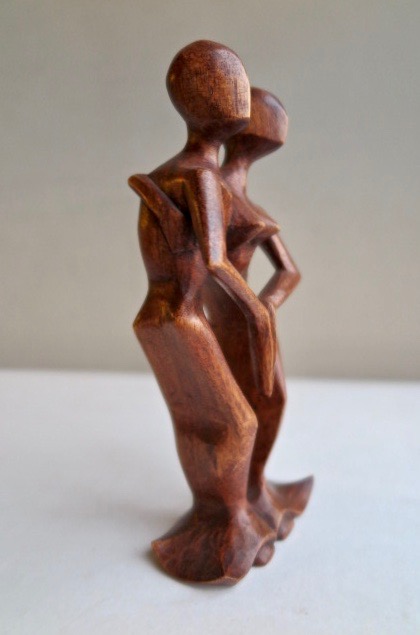 Niet of onleesbaar gesigneerd - Houtsnijwerk - Dancing love kopen? Bied vanaf 1!