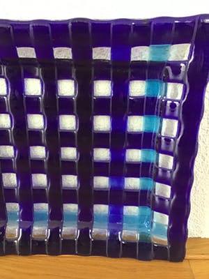 Niet of onleesbaar gesigneerd - Schaal, meerkleurig glas,vierkant kopen? Bied vanaf 10!