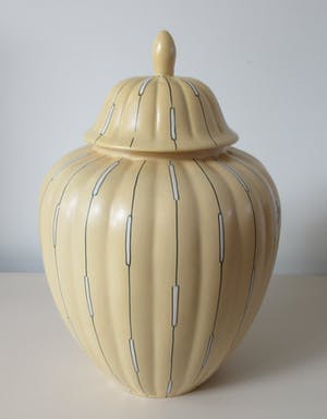 Plateelbakkerij Tiko - Grote eiergele platelen dekselvaas met lineair decor kopen? Bied vanaf 65!