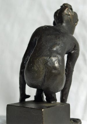 Niet of onleesbaar gesigneerd - Bronzen beeldje , “Meisje aan het water“ kopen? Bied vanaf 1!