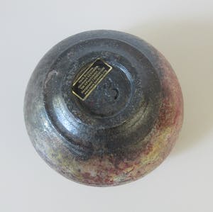 Henk Bodewes - RAKU bolvaas met koper oxyde glazuur in rood en pistache groen kopen? Bied vanaf 38!