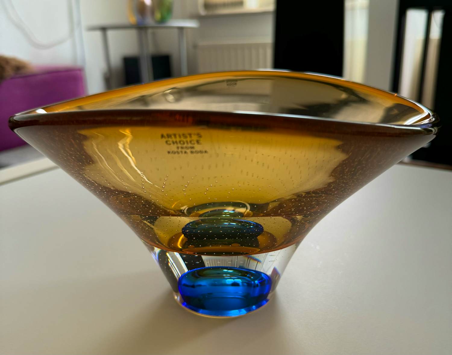 Kosta Boda - Amber schaal ‘Zoom’ van Goran Warff kopen? Bied vanaf 80!