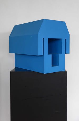 Nikolaus Urban - Triplex/ kartonnen object, Blauw huis (op sokkel) kopen? Bied vanaf 100!