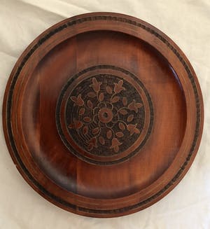 Curiosa - 2 Poolse folkloristische borden met zeer verfijnd houtsnijwerk kopen? Bied vanaf 1!