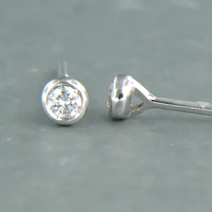 14k wit gouden solitair oorknoppen met briljant geslepen diamant tot. 0,20ct kopen? Bied vanaf 240!