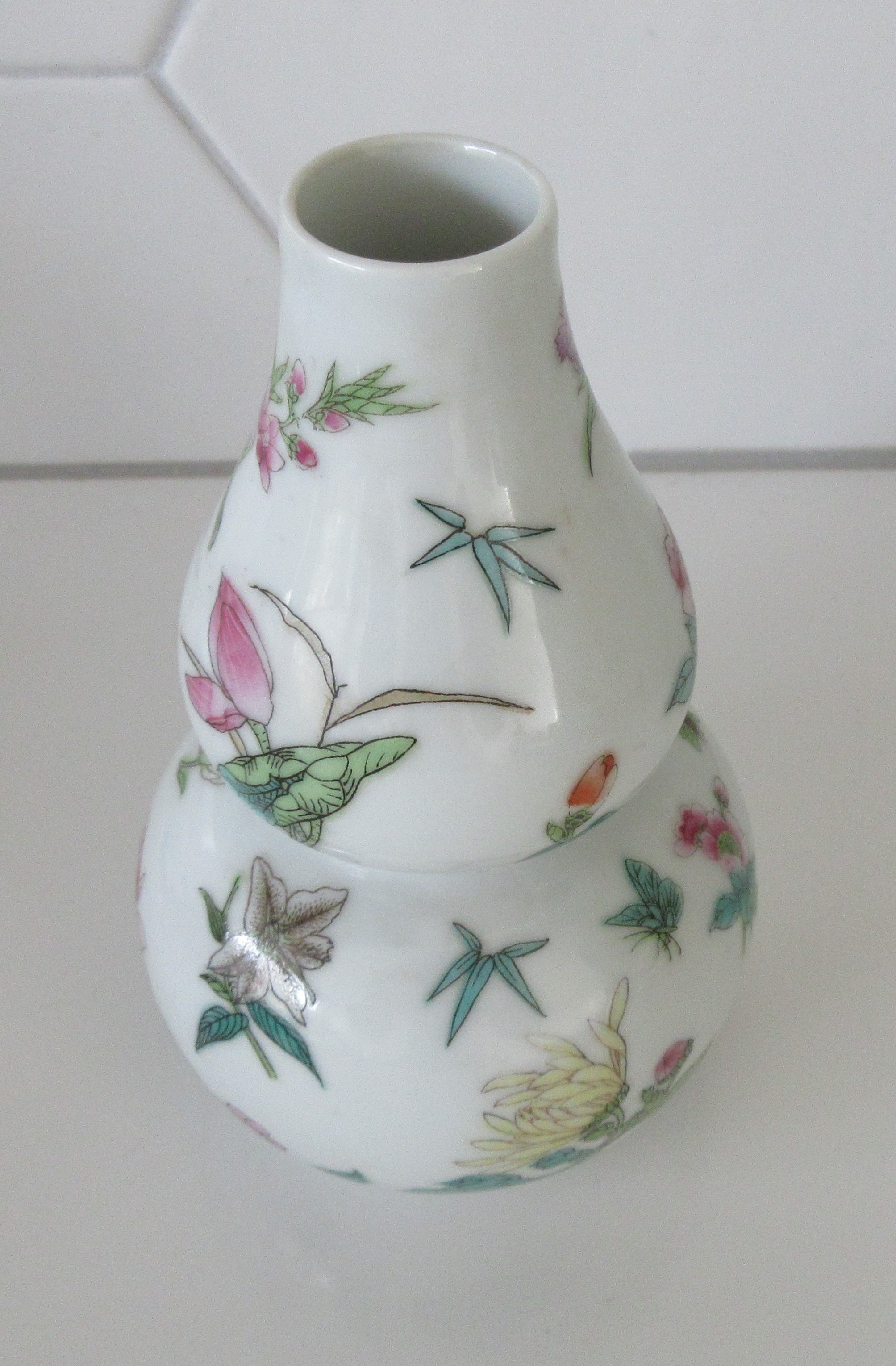 Niet of onleesbaar gesigneerd - Drie Chinese porseleinen Famille Rose vaasjes kopen? Bied vanaf 1!