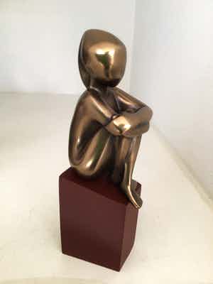 Janneke Ros - Beeld “ IN GEDACHTEN “. Gesigneerd verkocht voor € 65!