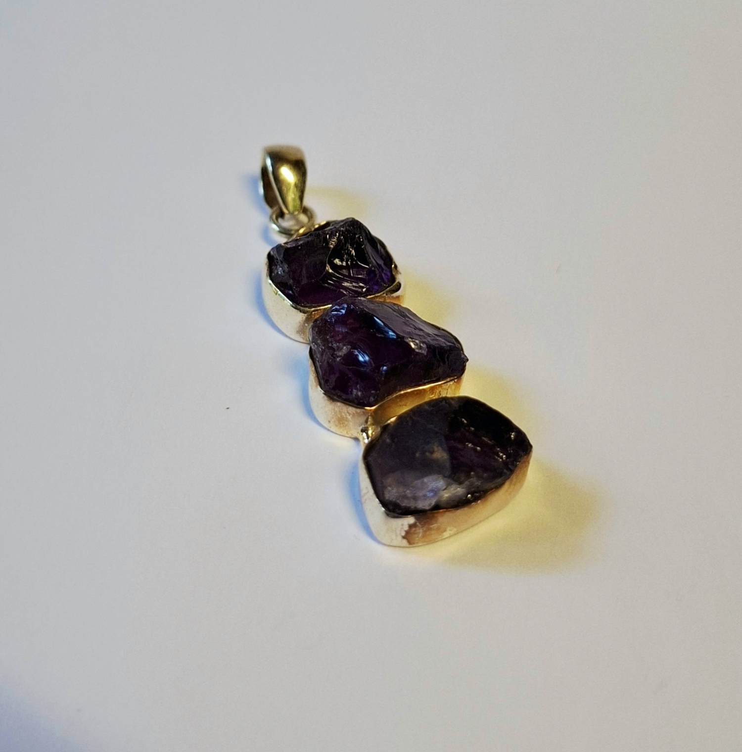 AcheterZilveren hanger met zeldzame donker ruwe Amethist? Enchérissez de 60!