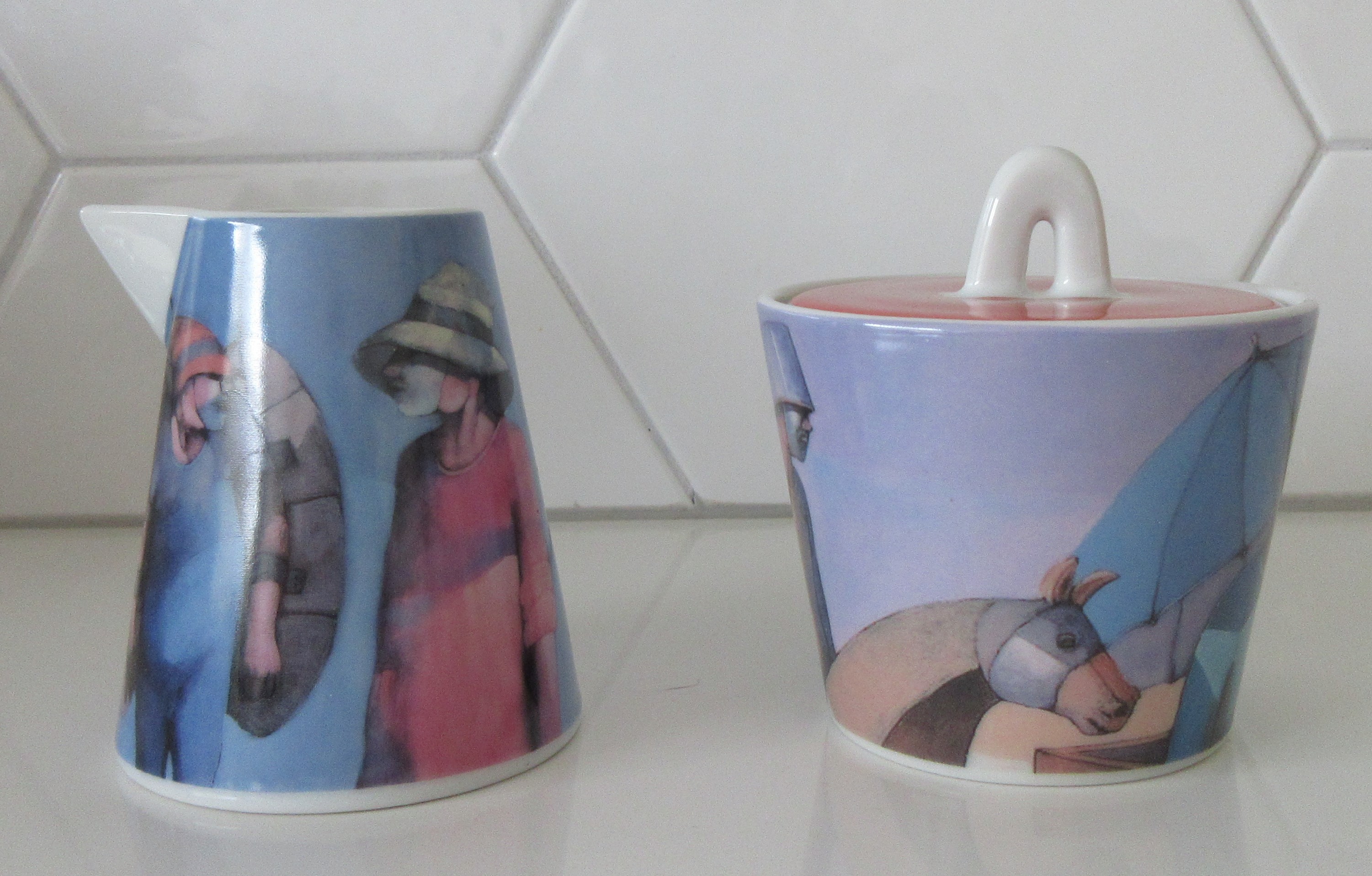 Niet of onleesbaar gesigneerd - Jorge Crespo - Porseleinen creamer en suikerpot "Migrantes" verkocht voor € 1!