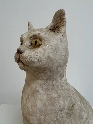 Tine Goudriaan-van Waning - Keramiek sculptuur | 'Zittende poes, gele ogen' kopen? Bied vanaf 1!