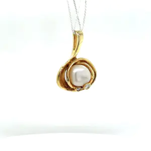 Ausgefallener Anhänger in 14 Karat (585) Gelbgold mit Perle & Brillanten kopen? Bied vanaf 299!