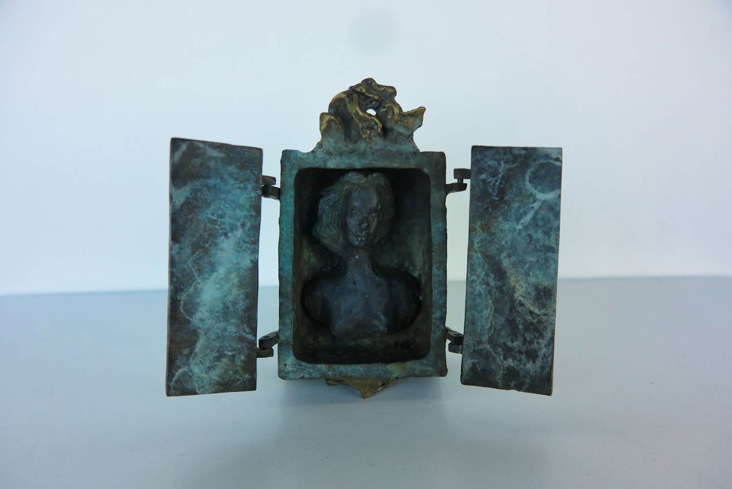 Mieke Oldenburg - Brons, Kastje met beweegbare deuren met vrouwfiguur kopen? Bied vanaf 200!