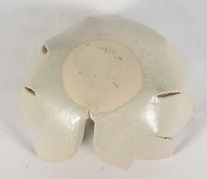 Carla van Ouwenaller - Aardewerk, Lot van drie schalen in de vorm van bladeren kopen? Bied vanaf 35!