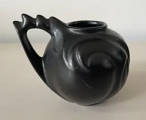 Willem Stuurman - Art Deco zwart platelen bolvaasje ontwerp Willem Stuurman kopen? Bied vanaf 35!