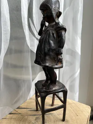 Brons (Onbekend) - Meisje op kruk. kopen? Bied vanaf 99!