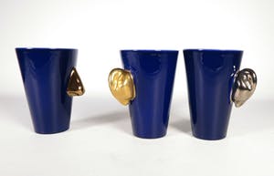 Barbara Roling - uitgevoerd door Cor Unum, Keramiek, Drieluik mokken oor-neus-oor kopen? Bied vanaf 90!