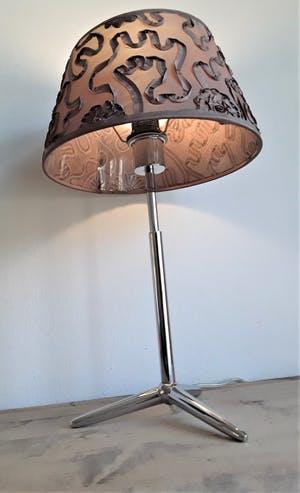 Curiosa - Stijlvolle strak vormgegeven verchroomd metalen tafellamp met artistieke kap. kopen? Bied vanaf 1!