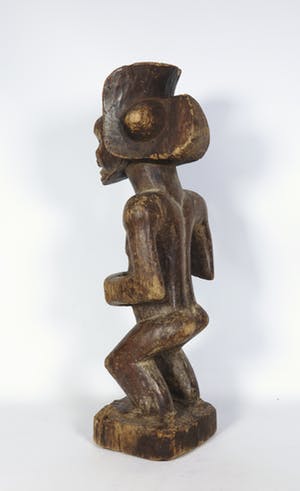 Chokwe - Houten krijgerbeeld met geweer en koninklijk kapsel kopen? Bied vanaf 1!